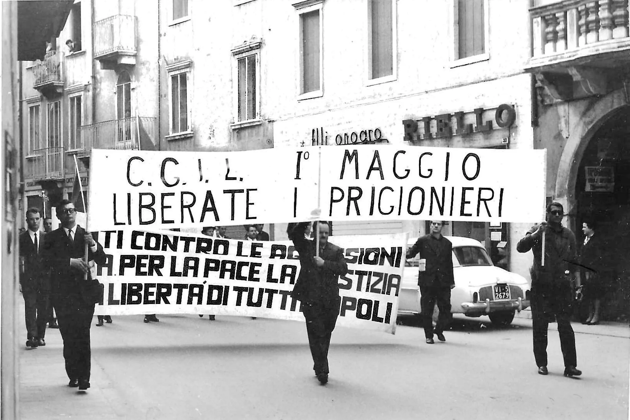 Mario Faggion è il primo a sinistra durante la manifestazione del Primo Maggio 1968 a Valdagno
